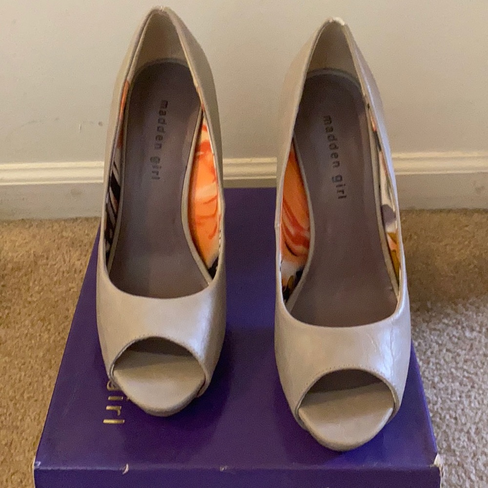 Brand new gray Madden Girl pumps